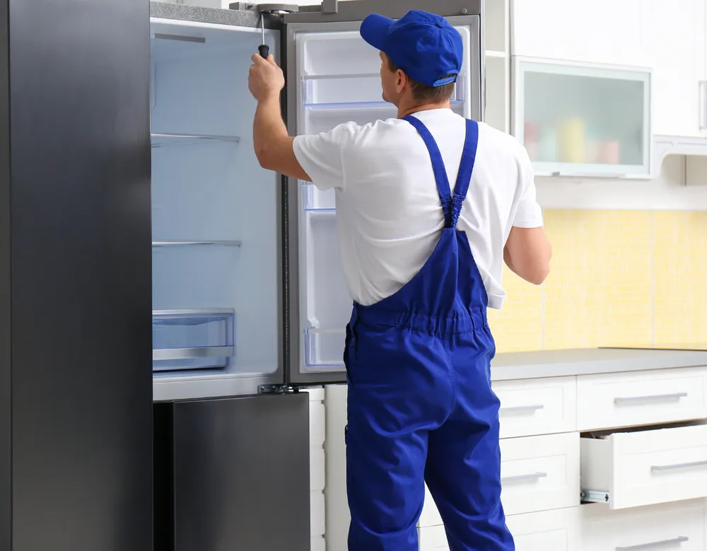 Técnico revisando una nevera Whirlpool a domicilio en Cali